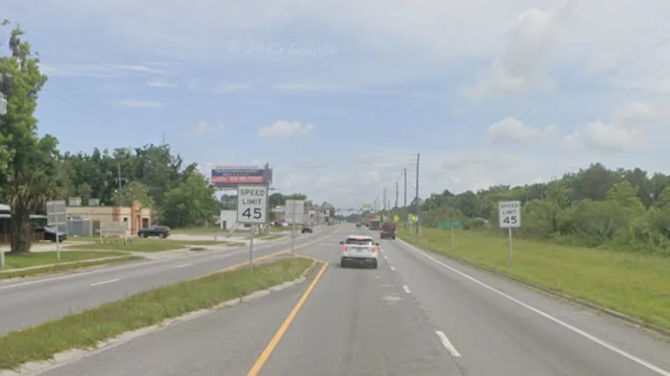 Northbound US 301 in Lawtey with SPEED LIMIT 45 signs on both sides of the road